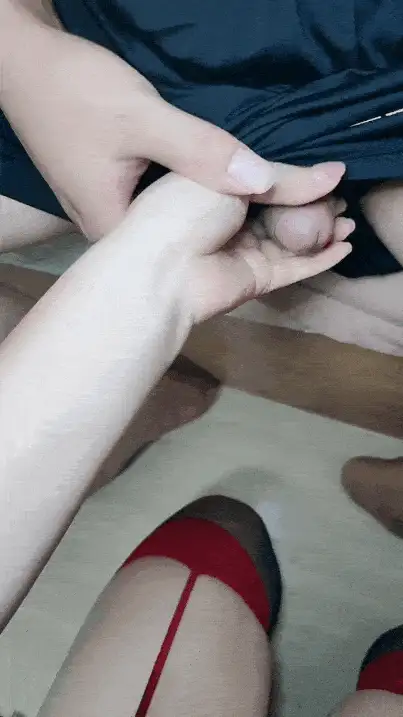 自拍 奶水充足的妈妈 用大鸡巴狠干她的骚穴和屁眼 累了就喝奶水【16V+50G】