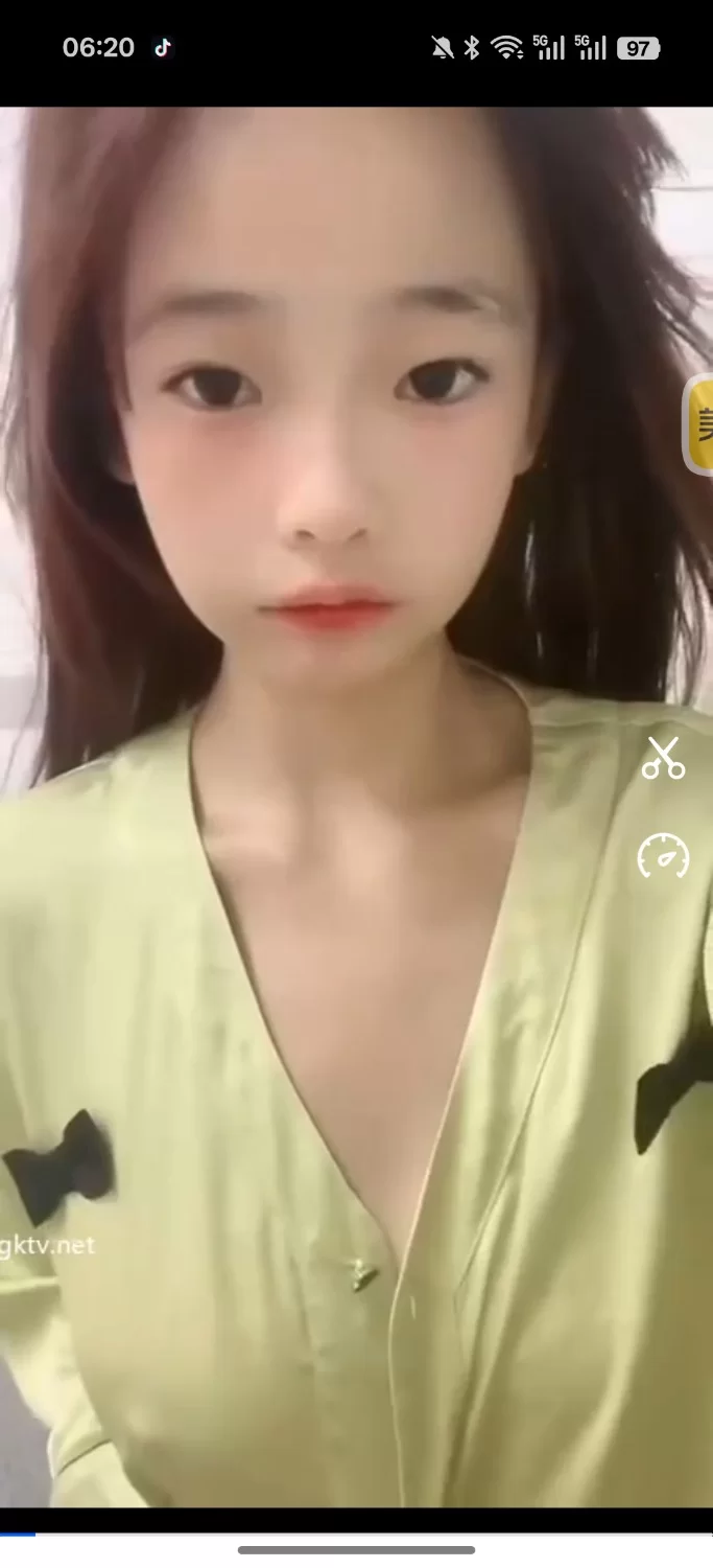 自拍 两个小骚货的视频，顺便问问两个人是谁【2v+3mb】