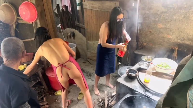 自拍 7月新流出，天花板露出狂人御姐[cikaimoon]最新作品，联手闺蜜全裸下乡帮大爷做饭干【多p+v+2.64G】