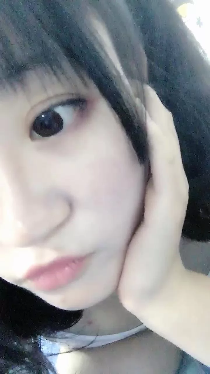 女大学生 天然巨乳二次元美少女，宿舍淫乱摇奶，舍友都笑了【2v+1.2g】