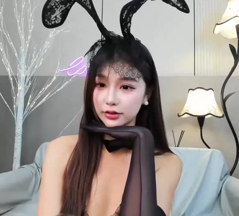 直播 极品高颜反差骚母狗，男人的性奴 小野猫 直播性感兔女郎黑丝【1+700m】