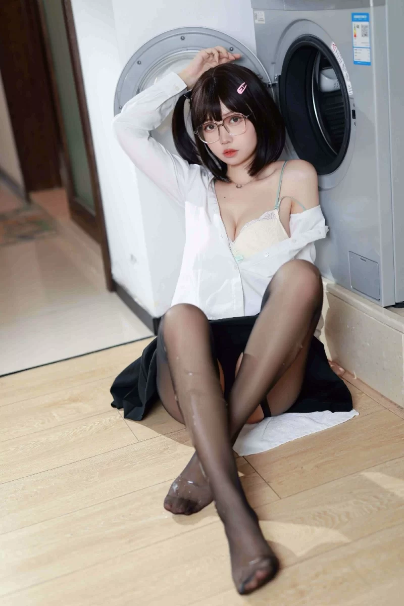 国产coser 洛桑w伊梓 眼镜妹妹 [32P 307MB]【32P+307M】