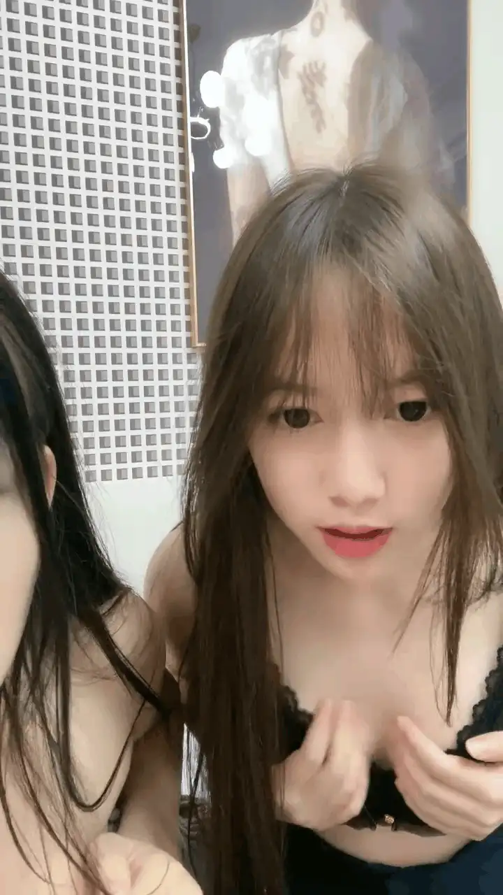 国产主播 [乐乐妹妹]校花兼职下海~顶级颜值！无敌清纯宛如精灵~害羞紫薇揉奶掰穴【69v+20.6g】