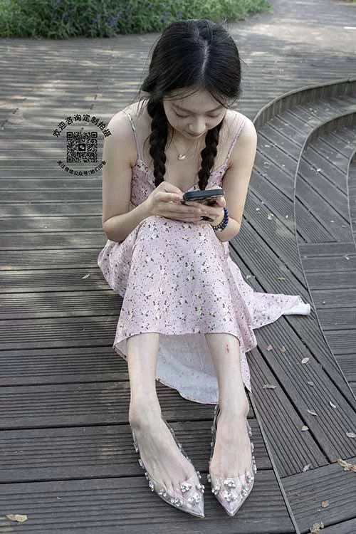 美腿/足控 她们印象-小鸣-公园连衣裙平底鞋裸足[135P1V-1.3G百度网盘]【135p1v+1.3G】