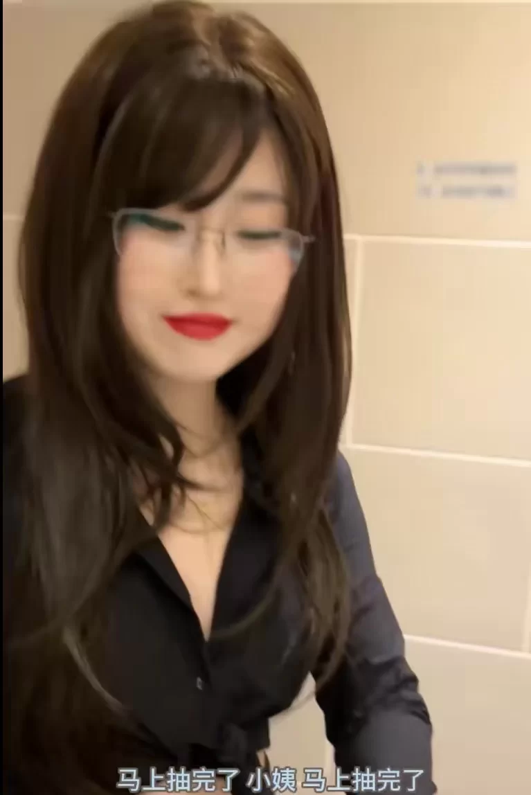 有剧情的 超级骚的小姨，在人家抽烟的时候进厕所尿尿，还给疯狂口交【1v+400mb】