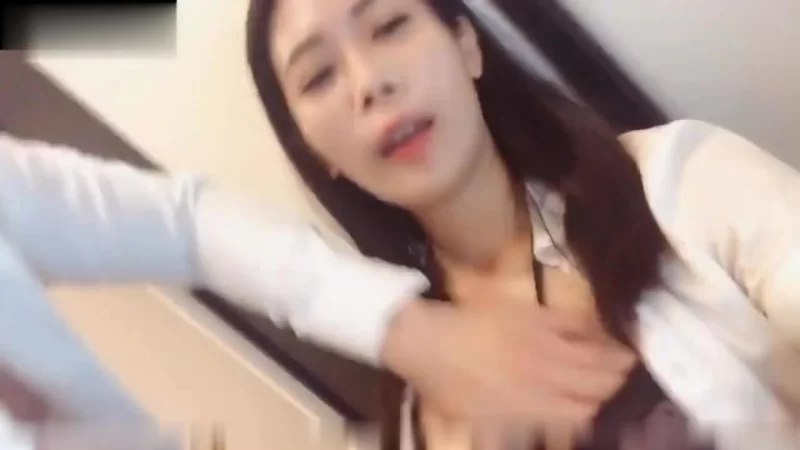 美女御姐 公司经理趁穿着短裙丝袜的美女秘书工作时从后面突然抱【2+524MB】