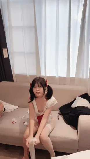 合法萝莉 [19小米粒] 神似赵今麦的清纯小萝莉被干了~体毛旺盛大叔VS小萝莉-莉【40V+25G】
