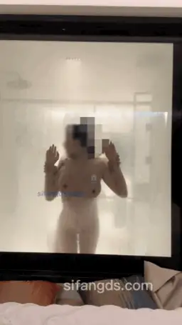 福利姬 04年校花被按到浴室玻璃前操，美乳展现1.05G【1+1G】
