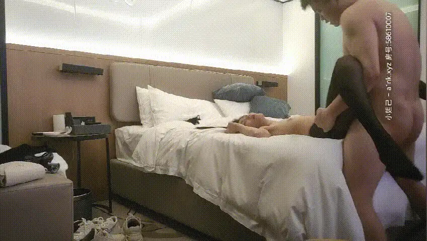 会所嫖娼类 小胖代班经典战萝莉学妹，自带开档黑丝，坐镜头前特写【1v+812M】