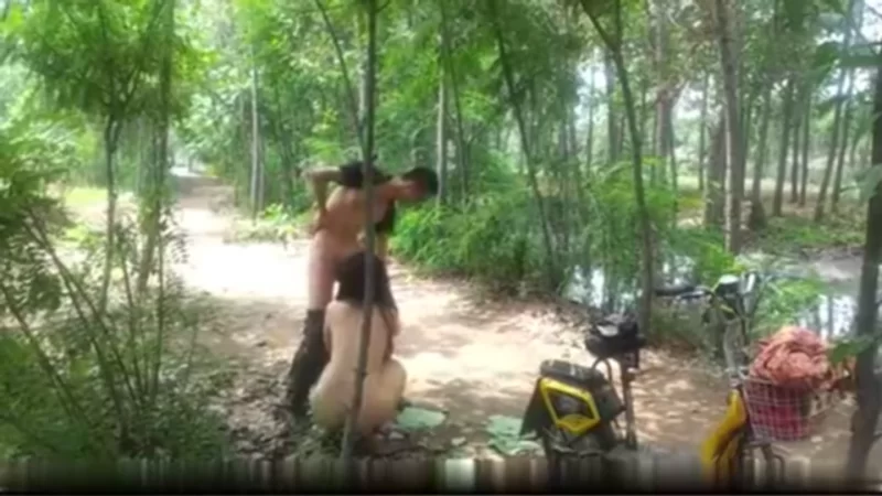 自拍 白天林间小路上撩起裙子就干还在电动车上做各种姿势值【v1+190.g】