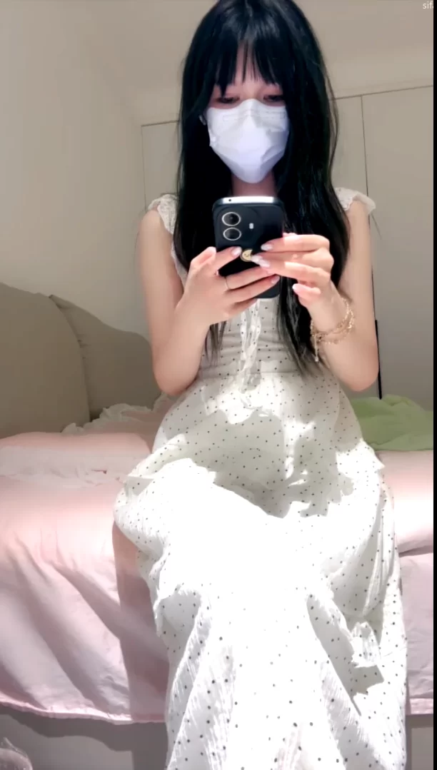 自拍 [小覃05小骚包]清纯少女甜美可爱扣穴道具抽插自慰奶子【1v+400m】