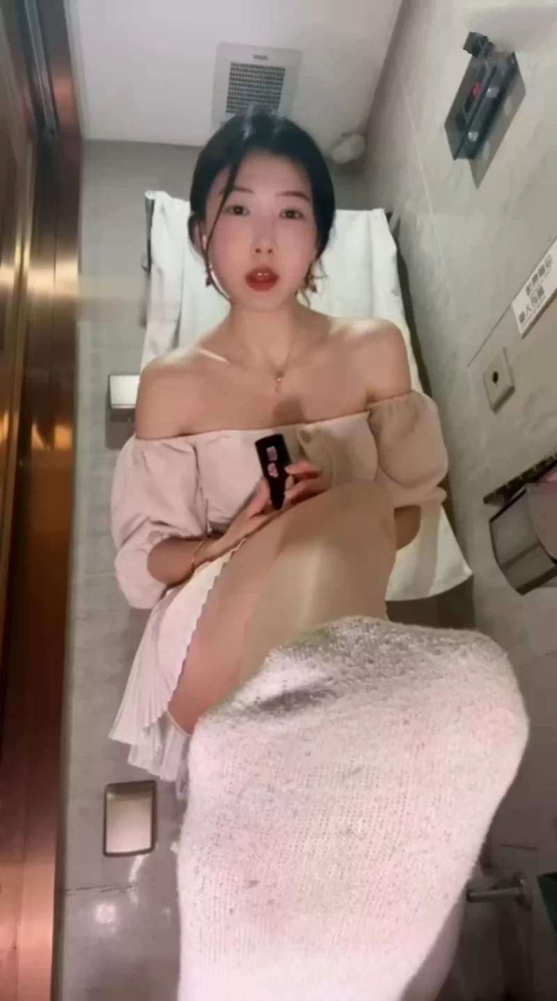 美腿/足控 佳佳 - 厕所肉丝调教【1V+1.89GB】