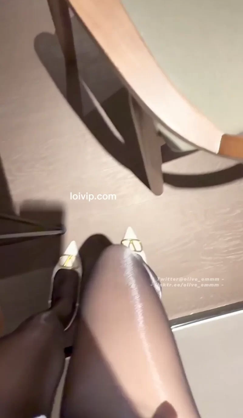 有剧情的 ❤️olive 油亮黑丝 女秘书制服 高跟鞋 剧情骚货 挑逗 摸逼 超高清 值得一看【1v+131m】