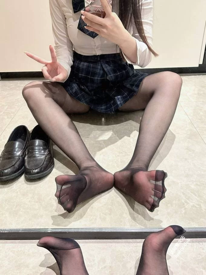 福利姬 9分钟 [NTR宝宝对不起,我又被别人操了,老公灌醉老婆玩3P] [18P1V-622MB]【1v+1g】