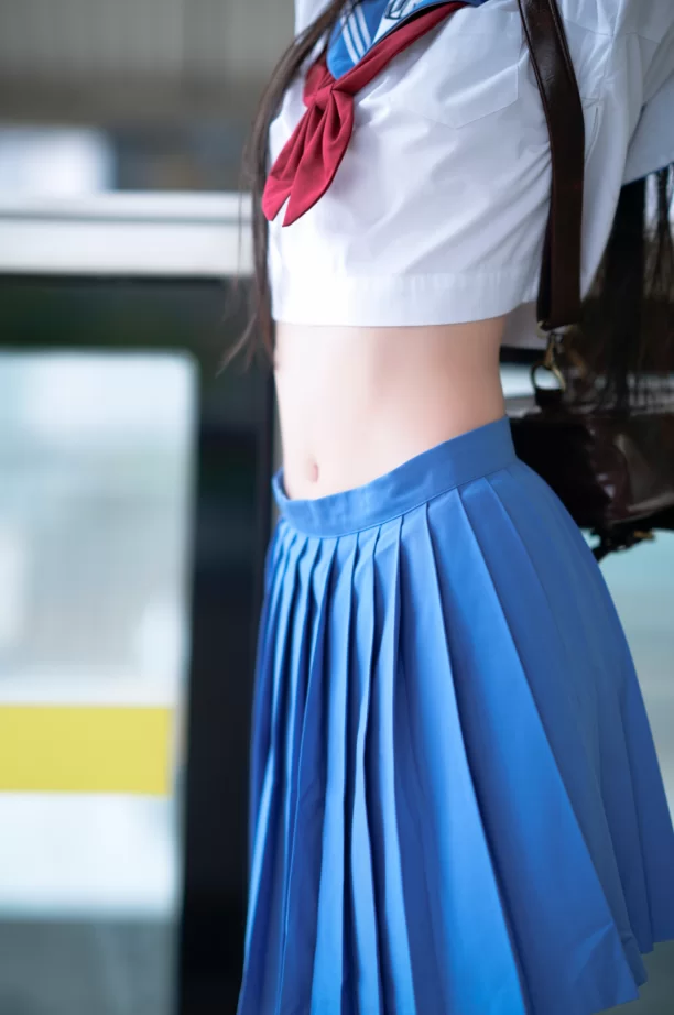 腿控足控 桜桃喵_地铁JK [33P]【33P+400m】
