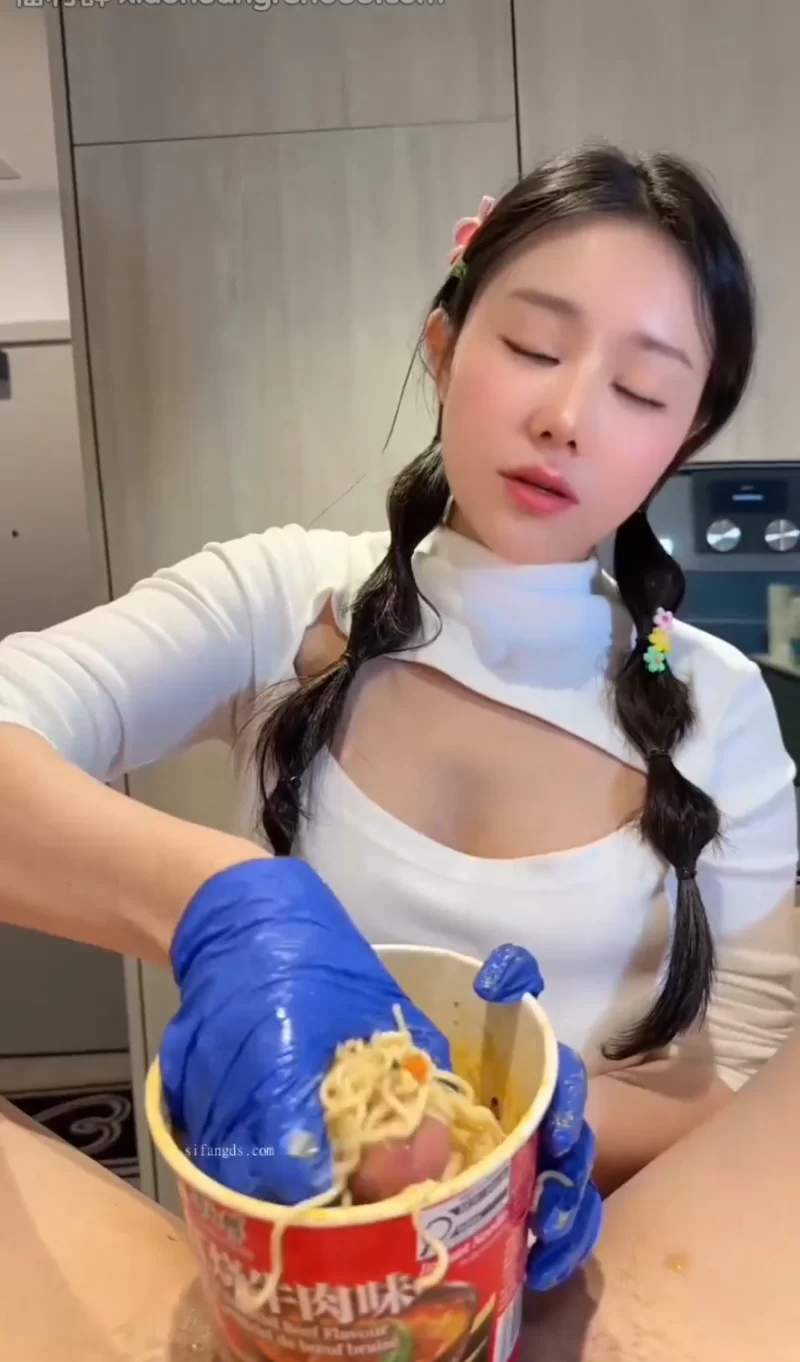 自拍 ❤️猎奇谨慎 汐梦瑶《康师傅红烧牛子面》开水烫鸡巴 精液泡面 , 老板加肠加蛋!【1v+86m】