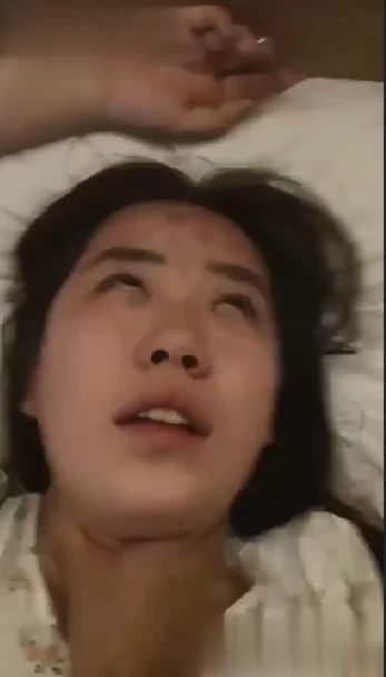 女大学生 高颜值反差女大学生，被男友网调成小母狗了，线下更惨【1+500M】