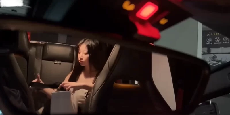 自拍 下班趁着空闲去跑滴滴随机挑选巨乳美少女，偷偷给她喂【1V+200m】