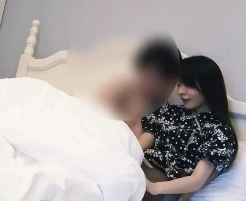 福利姬 13分钟 碎花裙高颜值反差婊 [1V-539MB] #深圳第一深情Looks199【1v+1g】
