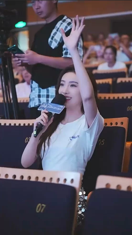 美女御姐 ❤️丨央视主持人丨演员丨❤️[马卉]直播间卖骚露点【19V+11P+745M】