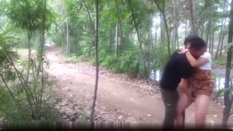 自拍 白天林间小路上撩起裙子就干还在电动车上做各种姿势值【v1+190.g】