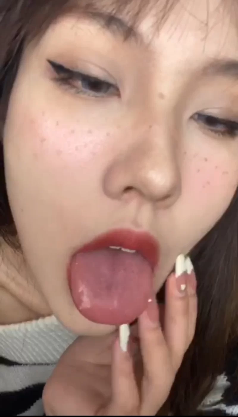 自拍 ❤️胆胆 推特 自入门槛 400元购买 超级淫荡口交阿黑颜盯射 cos女秘书 舔腋下翻白眼【3v+200m】