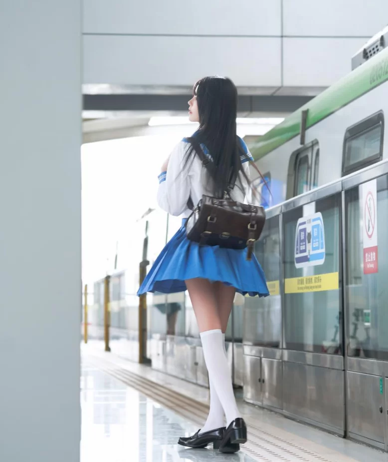 腿控足控 桜桃喵_地铁JK [33P]【33P+400m】