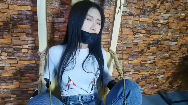 SM HD飞天 把月仙儿禁锢在刑椅上 阴部扎满钢针 折磨潮喷至昏死【1V+894MB】