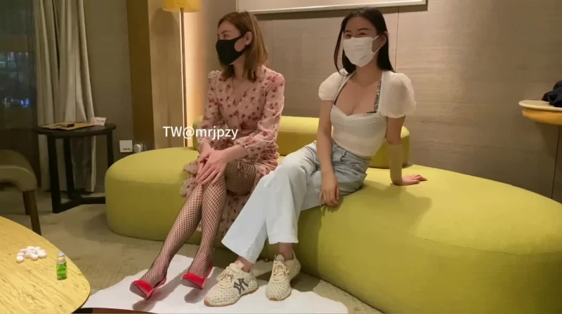 美女御姐 老板酒店潜规则两个美女下属的换上黑丝高跟一起玩双飞【1v+488】