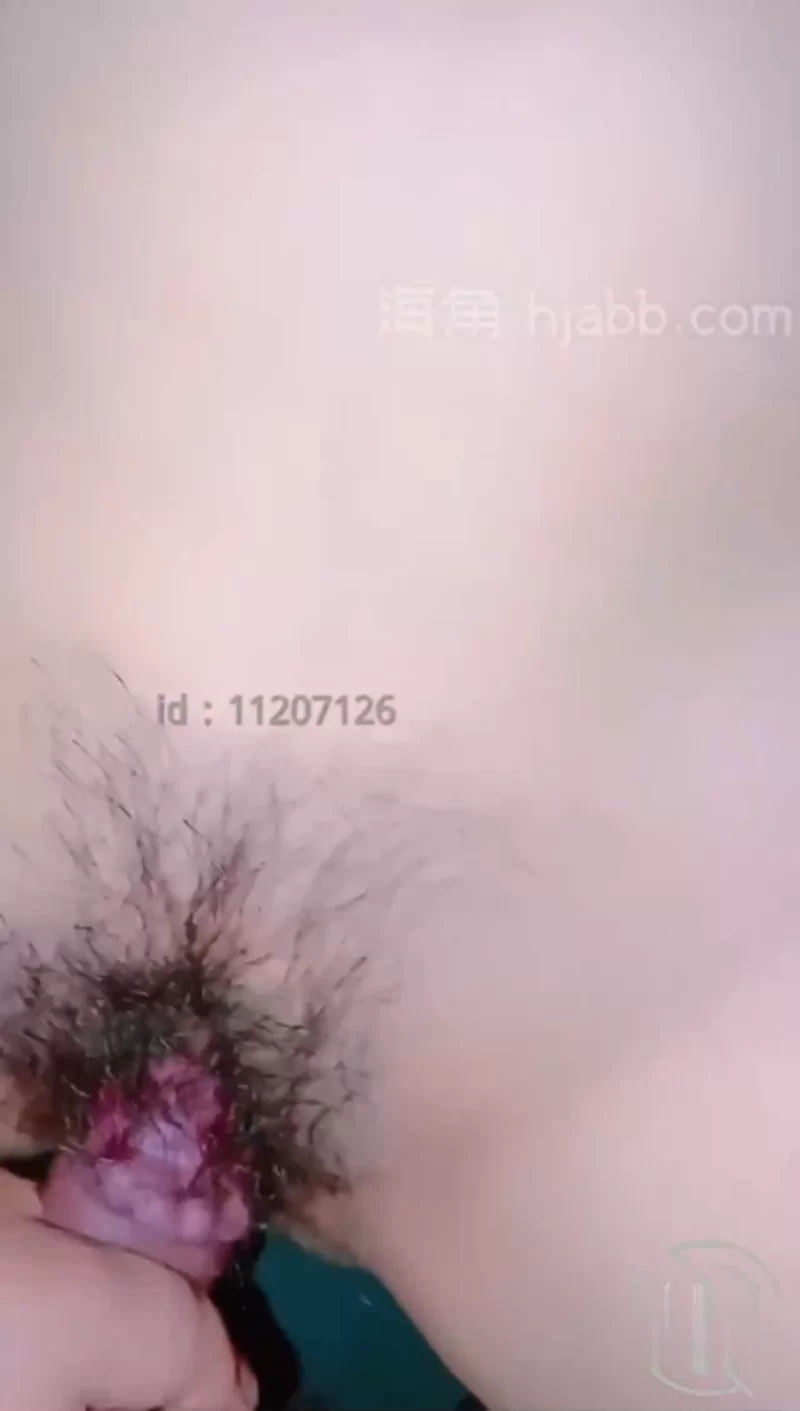 乱伦 化妆台上内射妈妈，内裤都没脱下 早上五点多趁爸爸睡着【v1+400m】
