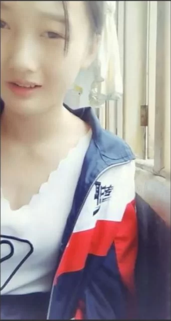 美女御姐 某職業院校98年大專小虎牙白嫩美女放學後在教室和厠所【2+472MB】