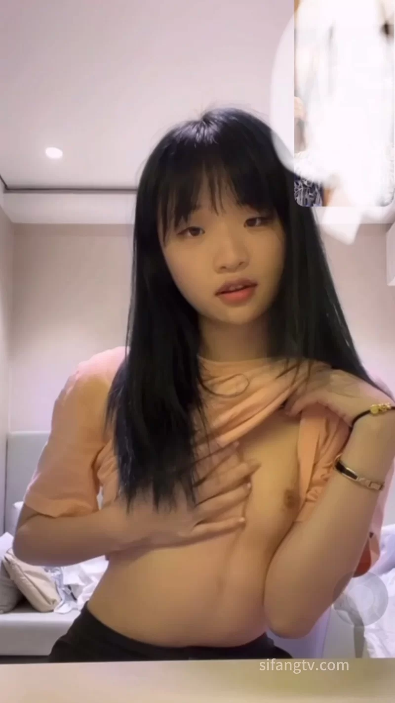 美女御姐 阿黑颜式苗条小可爱被邪恶叔叔干的面目扭曲，洗澡造爱【7v+1.4g】