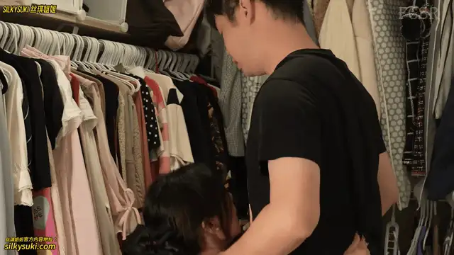 少妇熟女 顾客误入员工更衣室撞到自慰店员，两人偷情做爱! 米菲兔【1V+1.6G】