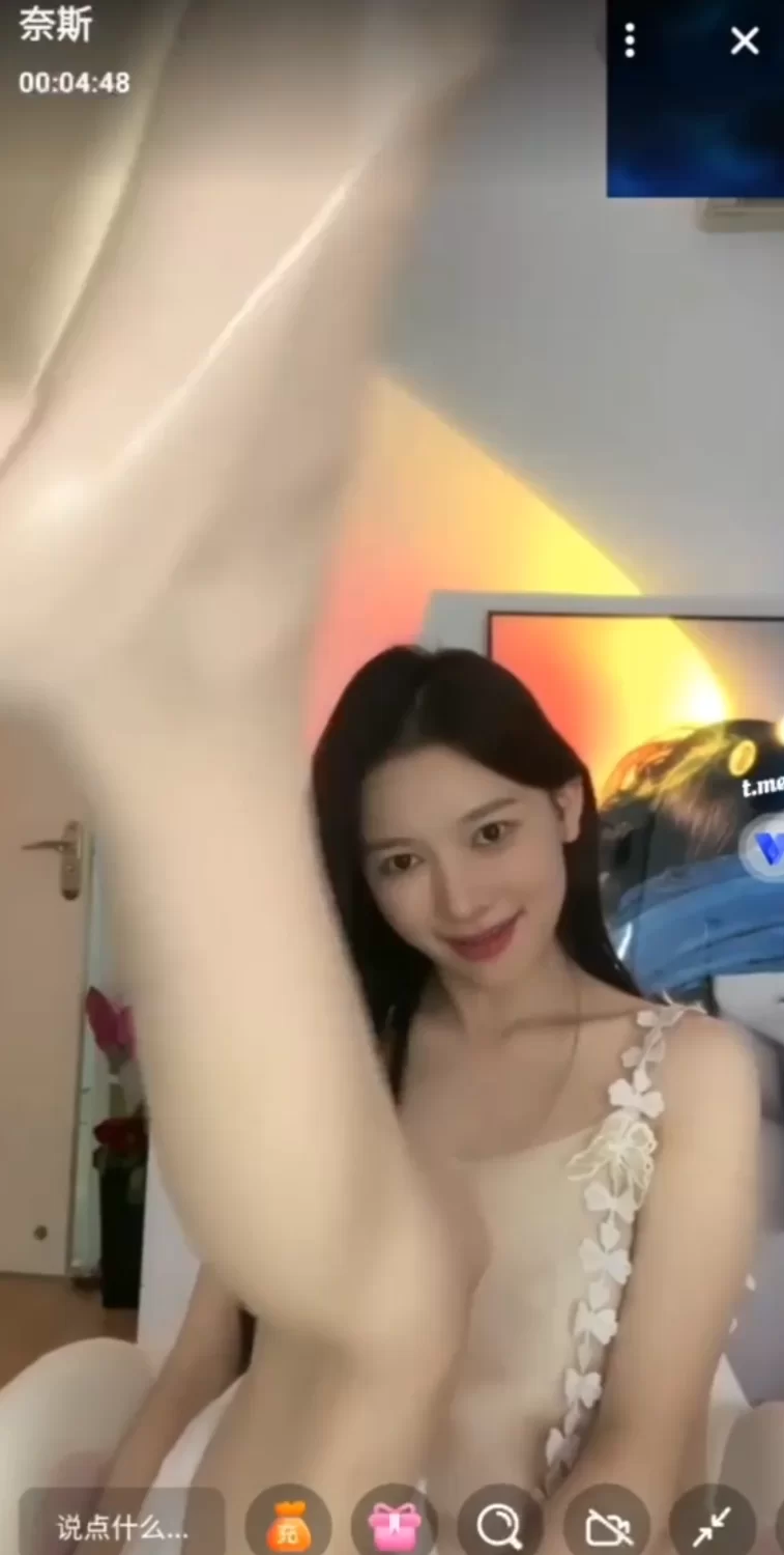 有剧情的 极品女神穿上骚衣服一对一裸聊【8v+1.2g】