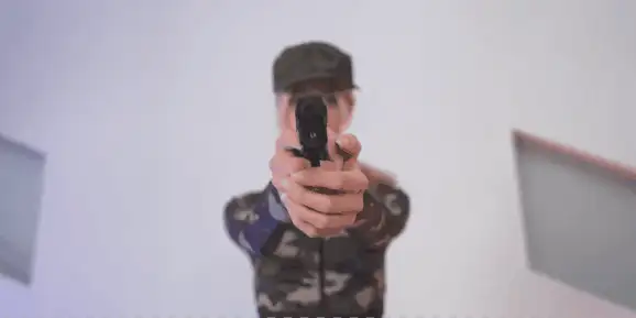 自拍 俄罗斯厂商乌克兰女兵俘虏被轮奸爆各种上强度随时三穴【1v+5g】