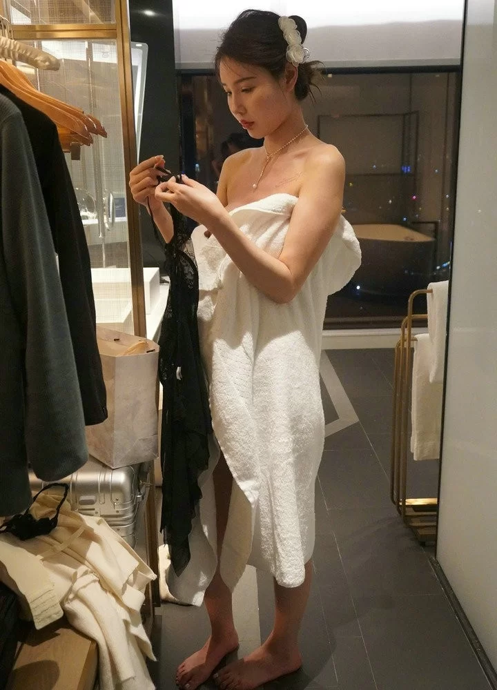 美女御姐 高贵大波御姐酒店大尺度私拍女体，掰逼露奶洗澡开始到【1V＋46P+1.67G】