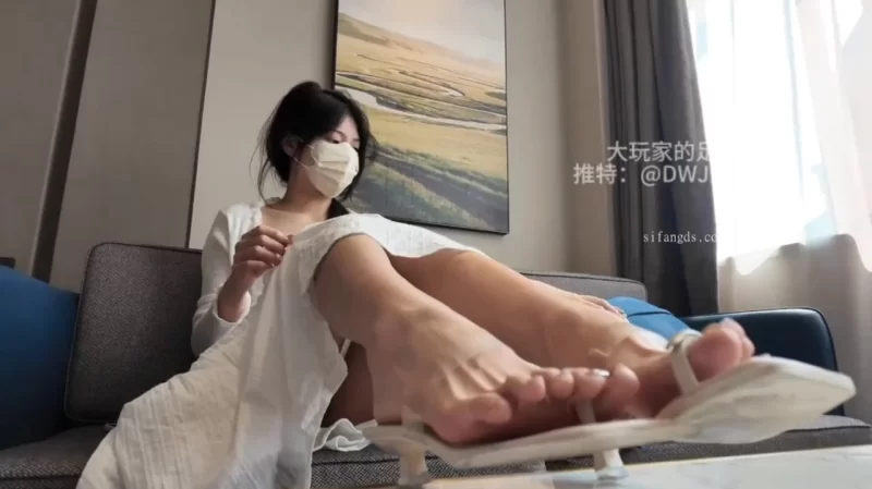 自拍 舔超美骨感玉足，配上这双高跟凉鞋太美了，站立踩鸡足【1v+300m】