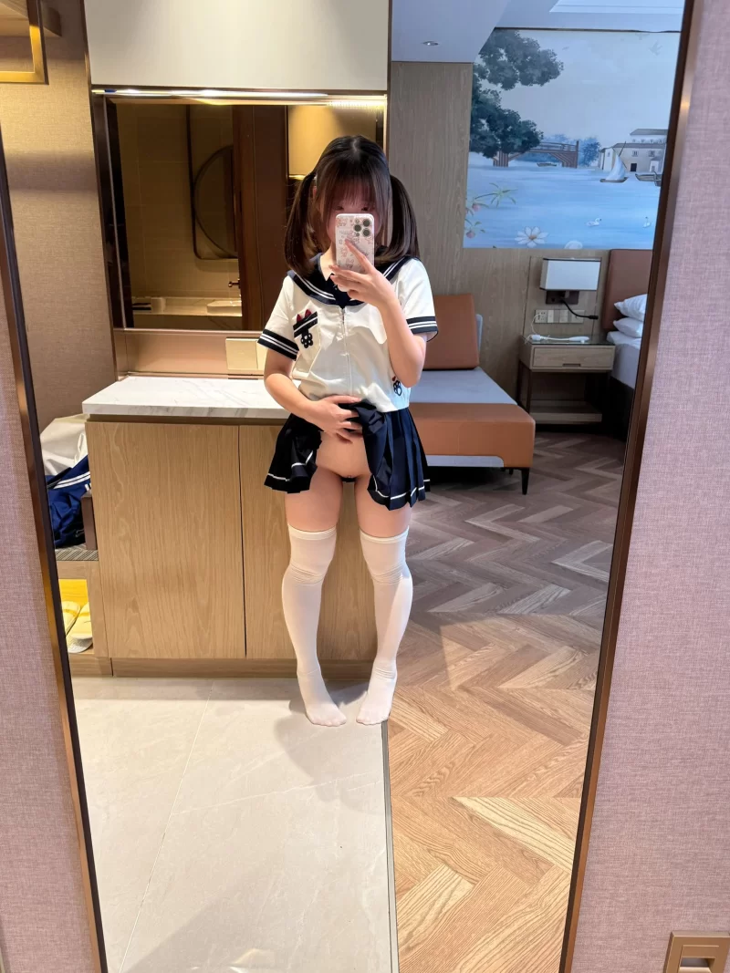 福利姬 新晋的小萝莉型福利姬和金主爸爸的啪啪【16P5V+12.88M】