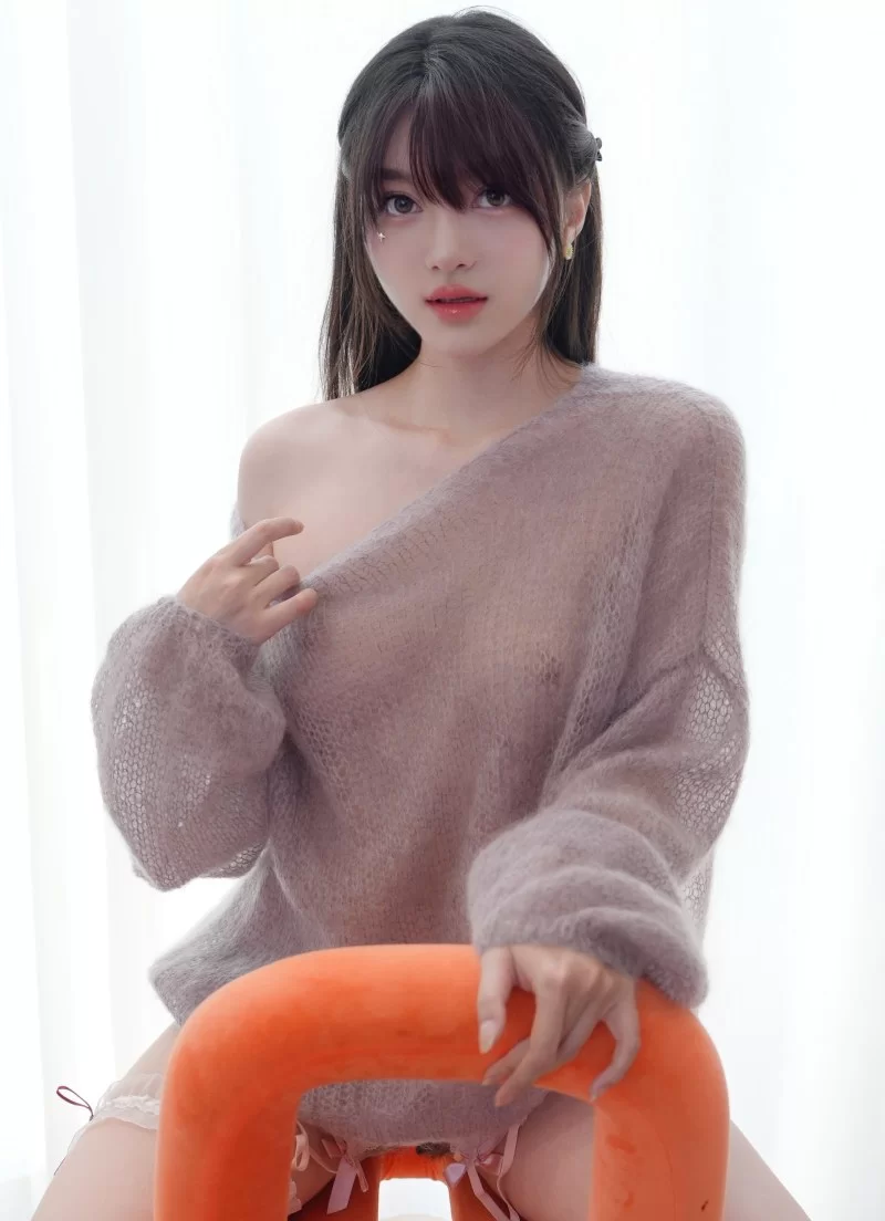 国产模特 白露lulu - R18 秀人模特 灰色毛衣 4K【1+1.41G】