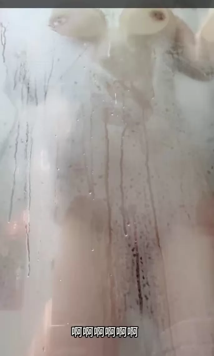 乱伦 漂亮妹妹在浴室洗澡，结果哥哥直接闯进来，把妹妹强奸了【nv+700mb】