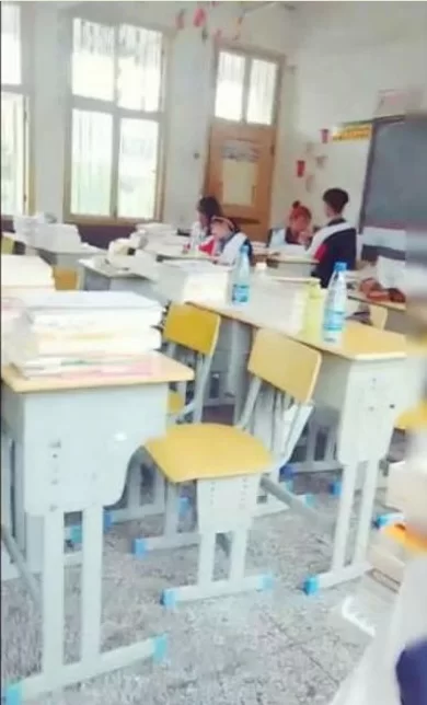 美女御姐 某職業院校98年大專小虎牙白嫩美女放學後在教室和厠所【2+472MB】