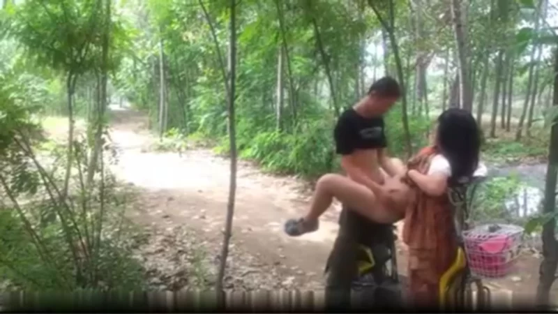 自拍 白天林间小路上撩起裙子就干还在电动车上做各种姿势值【v1+190.g】