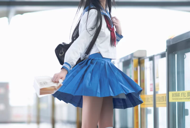腿控足控 桜桃喵_地铁JK [33P]【33P+400m】