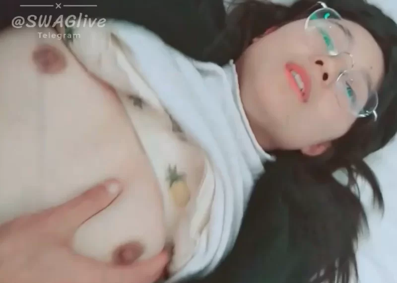 自拍 眼睛反差婊与男友开房啪啪【1v+512MB】