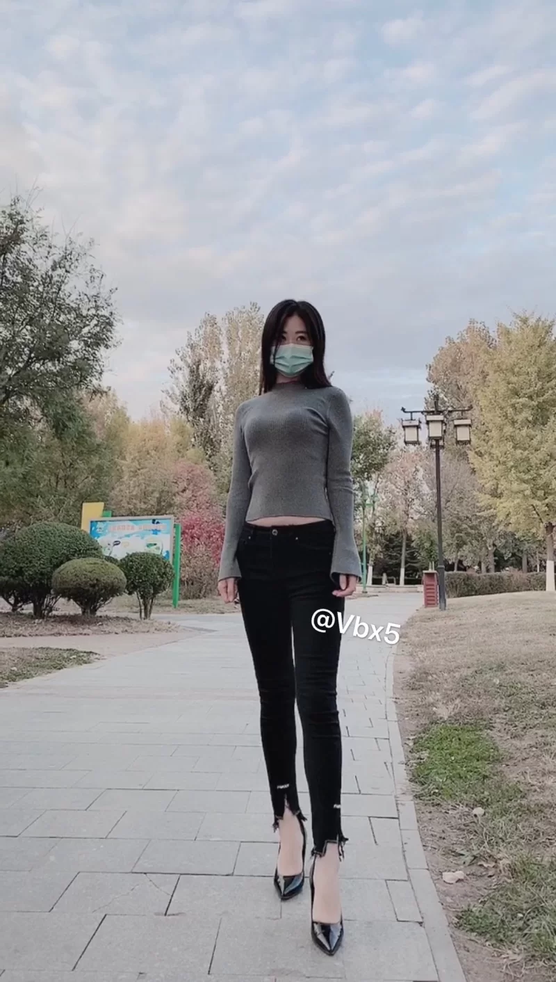 美女御姐 漂亮ol小姐姐下了班小区楼下放松跟大叔荡秋千比赛哦【2+369MB】