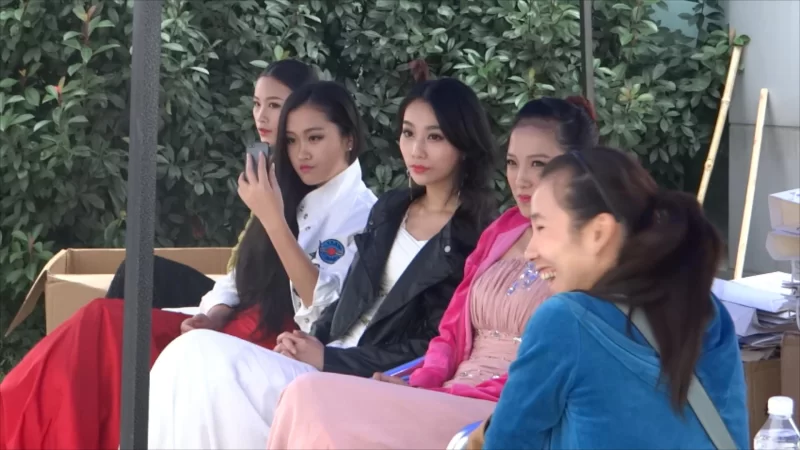 美腿/足控 街拍肉丝美女漏袜根+三位气质女王范美女玉足凉高同框【1V+408M】