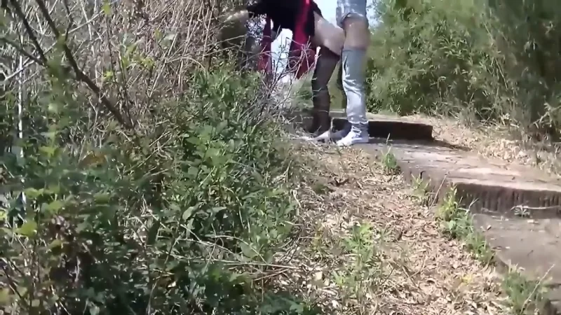 乱伦 化妆台上内射妈妈，内裤都没脱下 早上五点多趁爸爸睡着【v1+400m】