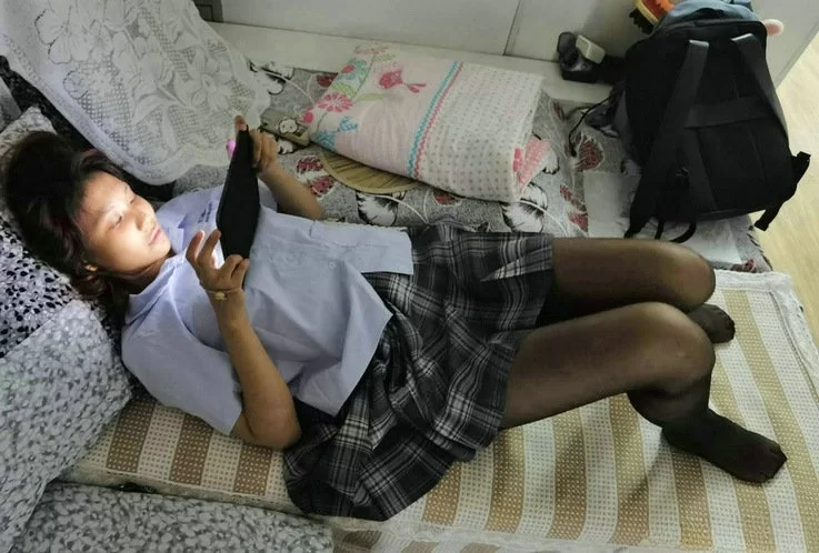 91大神 [前女友]女友劈腿分手后报复流出 学校几年私密记录【8V+48P+637M】