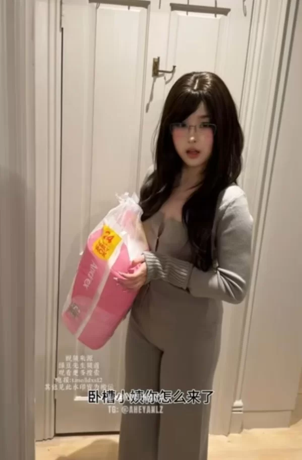 自拍 推特[PUPUWAIFU〗早晨在洗手间给自己的屌拍照结果给女友【1v+1G】