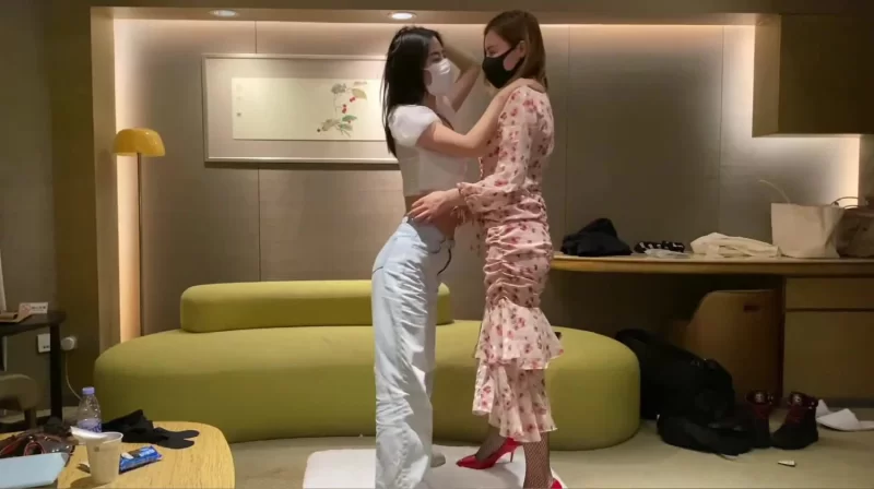 美女御姐 老板酒店潜规则两个美女下属的换上黑丝高跟一起玩双飞【1v+488】